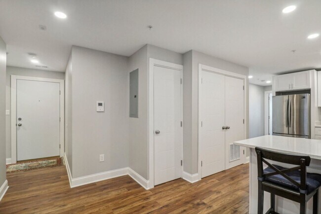 Building Photo - Modern 2-Bedroom with In-Unit W/D on Georg...