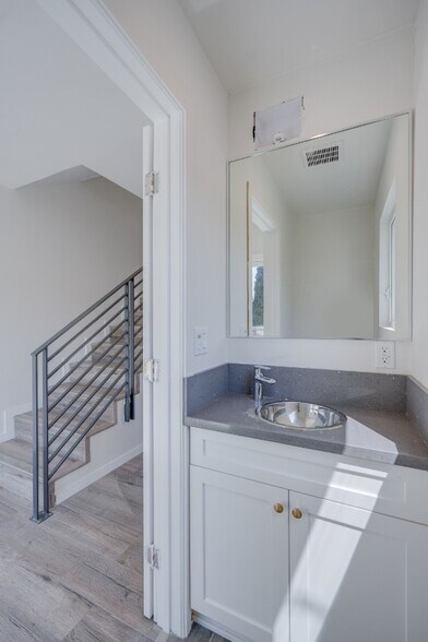 Building Photo - 2611 Hyperion Ave