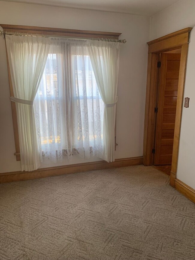 Building Photo - CEDAR FALLS 3BR house w garage, fenced yard, central air