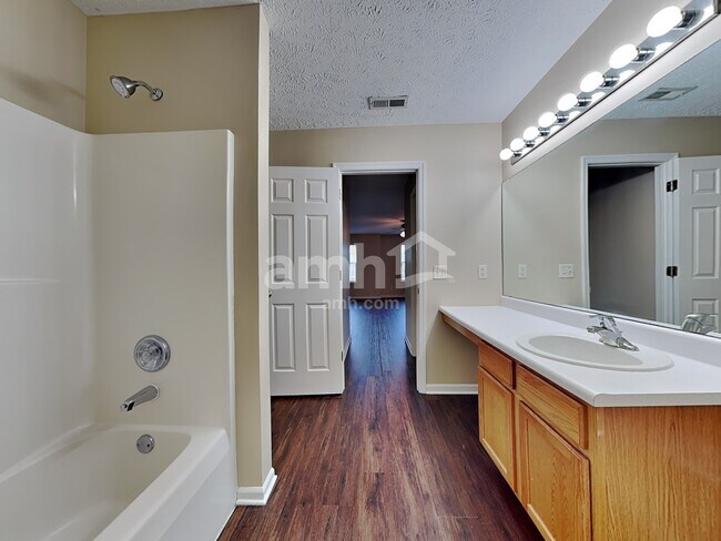 Building Photo - 3455 Lakebrook Ct