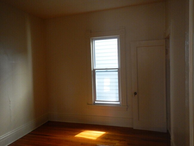 Building Photo - 129 Dell St