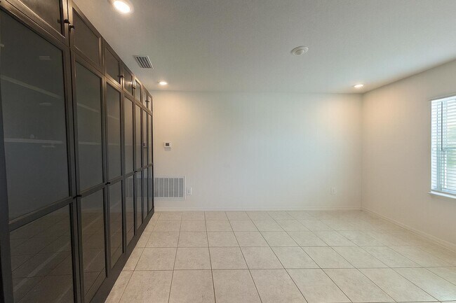 Building Photo - 1963 SW Import Dr