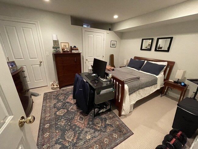 Building Photo - 14 Wellington St