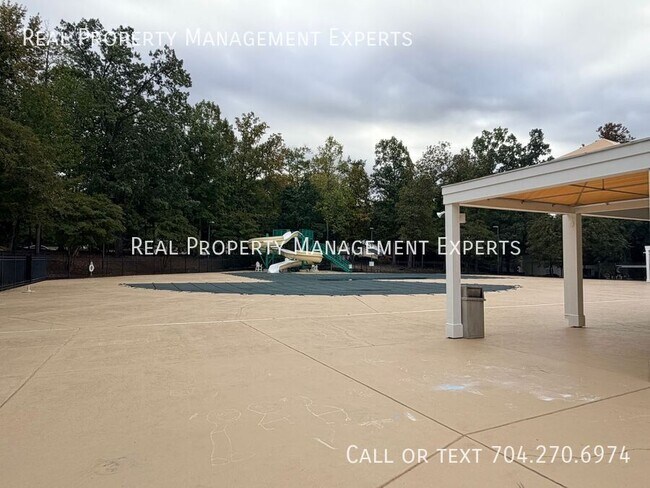 Building Photo - 10102 Old Carolina Dr