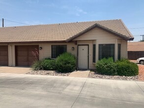 Building Photo - Downtown location. Quiet townhome!