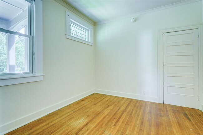 Building Photo - 14 Vick Park A