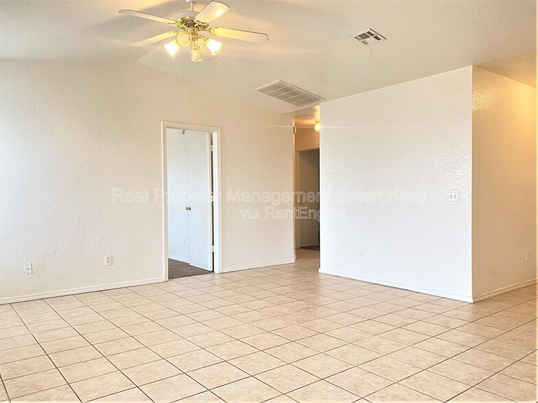 Building Photo - 916 Hyacinth Hollow Dr