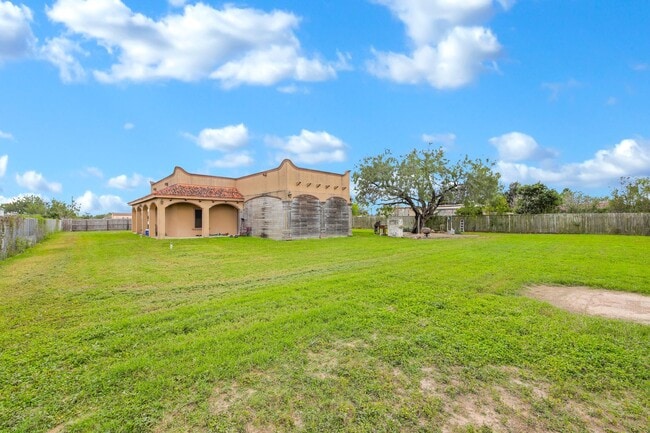 Building Photo - 825 Carpintero St