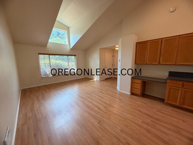 Building Photo - 2 Bedroom Duplex in North Eugene