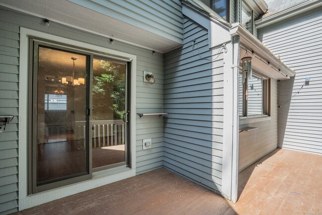 Building Photo - 10 Riverview