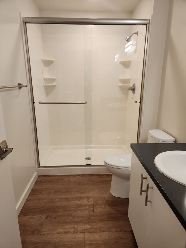 Building Photo - Golf View 2 Bedroom, 2 Bath Flat