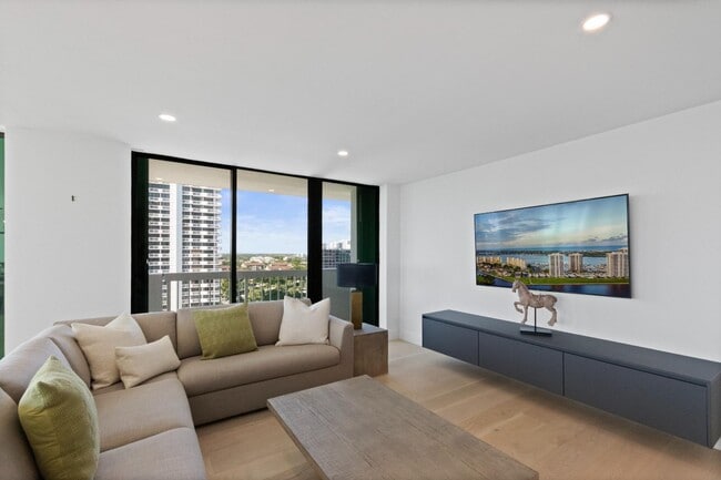 Building Photo - 115 Lakeshore Dr