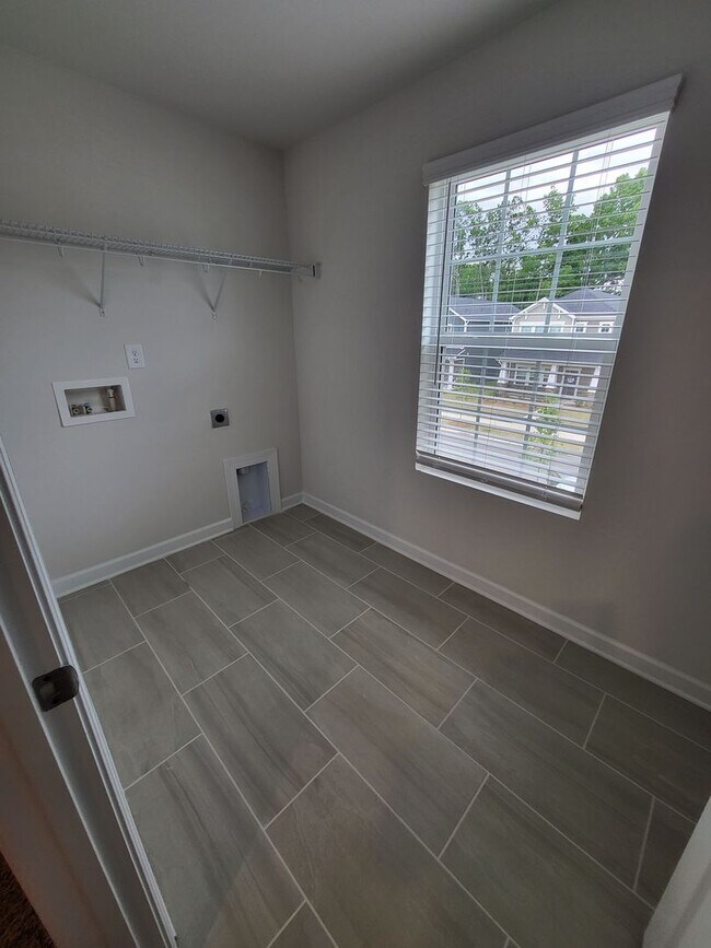 Building Photo - 465 Cranford Dr