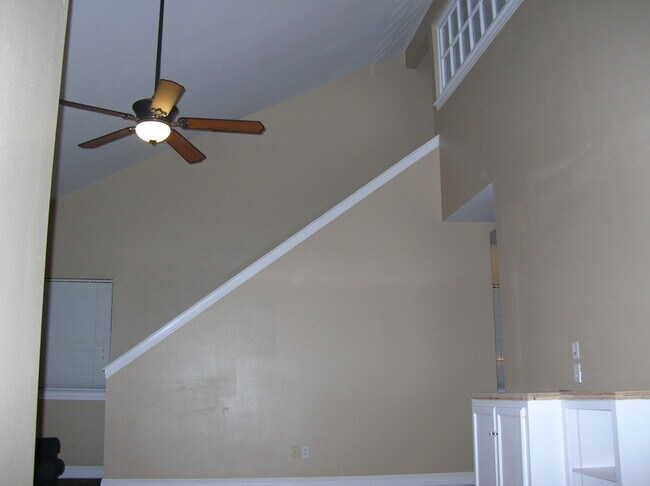 Building Photo - 710 E Boyd Dr