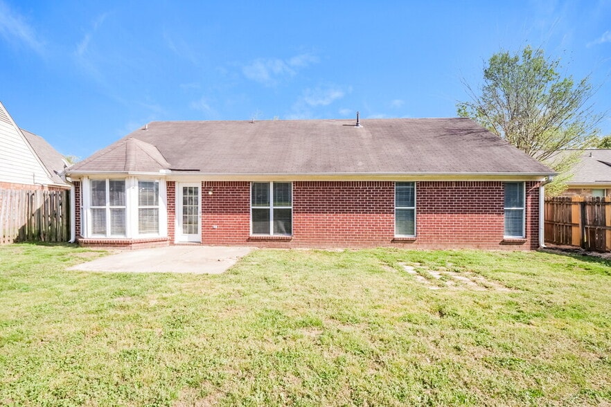 Building Photo - 7875 Sarah Ann Dr S