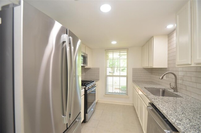 Building Photo - 2618 Foliage Green Dr