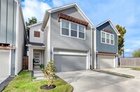 Building Photo - 704 Pinemont Dr