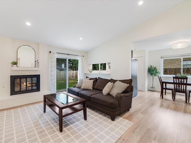 Building Photo - Recently Renovated throughout! Light and B...