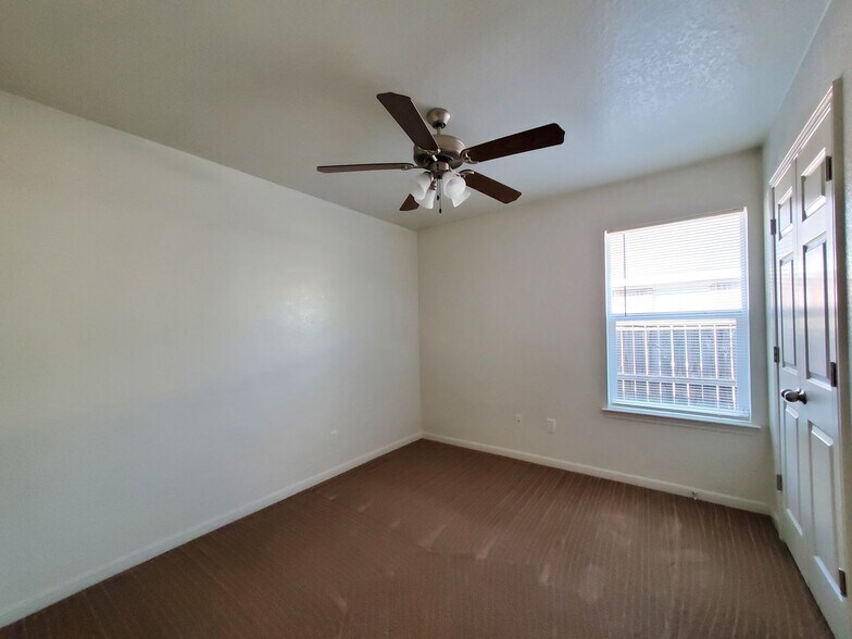 Building Photo - 1204 Cinch Dr