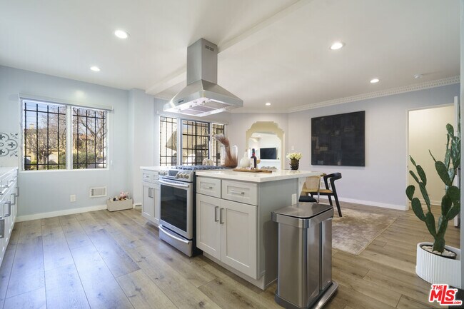 Building Photo - 1032 Masselin Ave