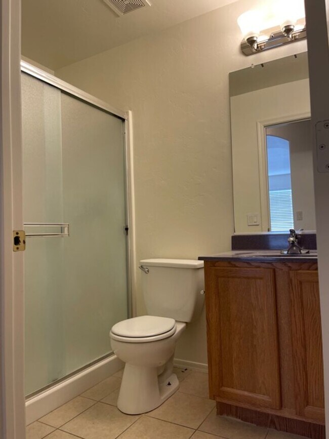 Building Photo - Beautiful 3 bedroom 2 bathroom!