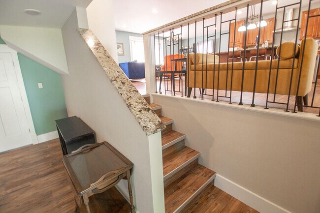Building Photo - 3104 Oak Lawn Dr