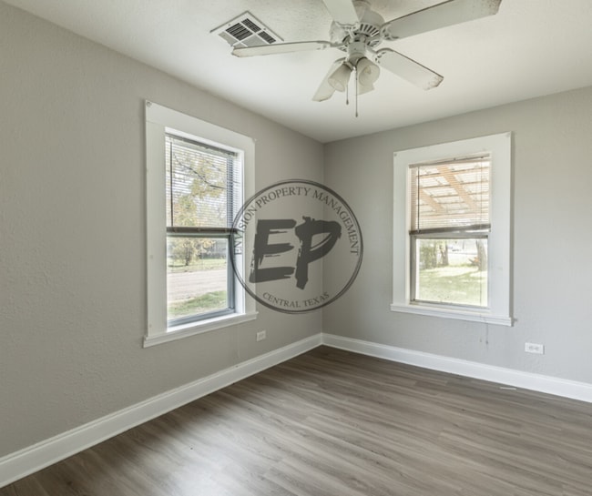 Building Photo - 911 E Craven Ave