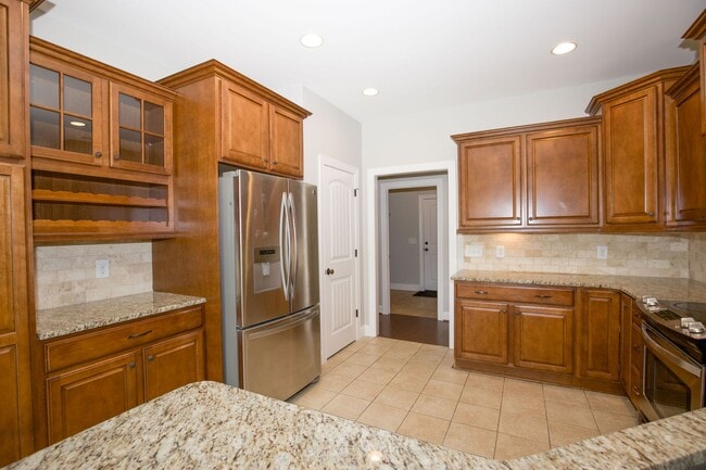 Building Photo - Woodlake Home