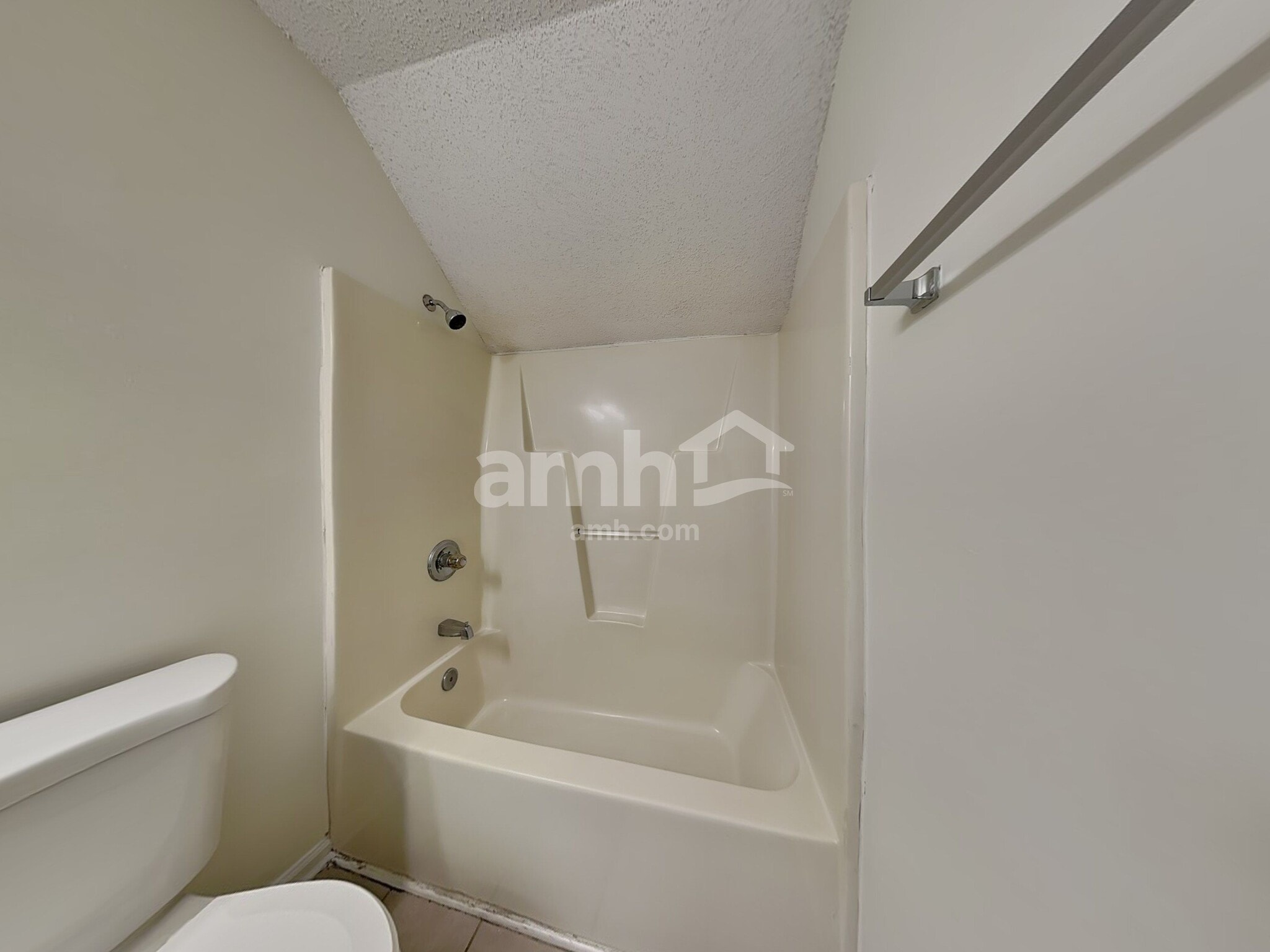 Building Photo - 3300 Kemper Ct