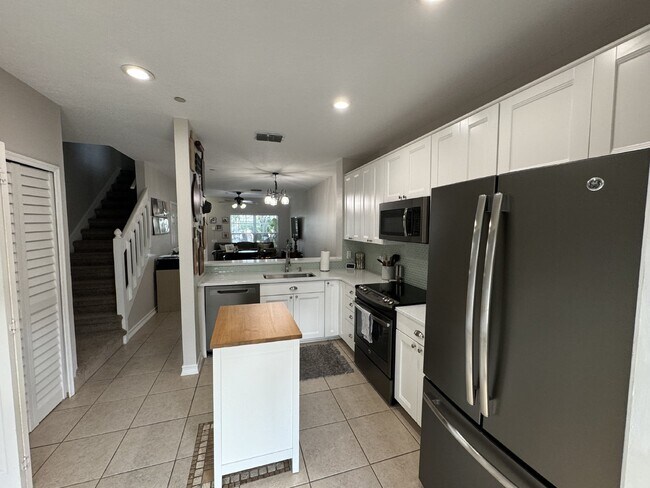 Building Photo - "Charming 2-Bed Home"