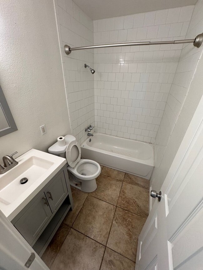 Building Photo - 9954
