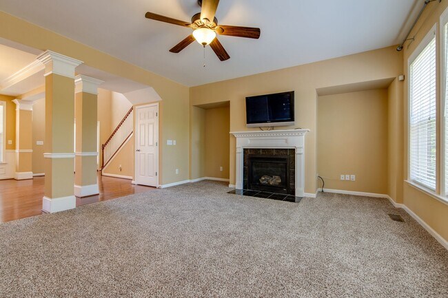 Building Photo - AVAILABLE NOW. 4 Bedroom 3 Bath. Over 3,00...