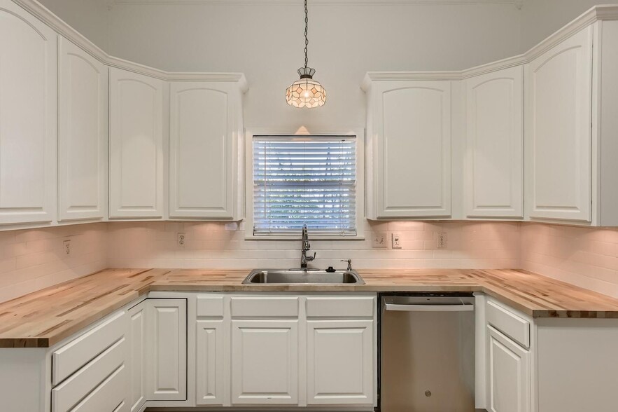 Building Photo - Updated & charming Lavaca home with large fenced yard