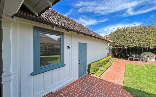 Building Photo - Lovely single story beach home with Ocean ...