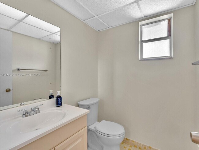 Building Photo - 9367 Fontainebleau Blvd