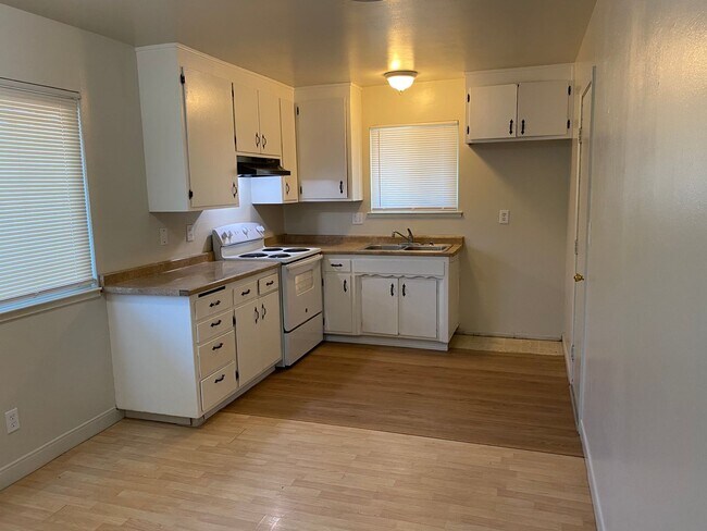 Building Photo - 7904-7906 Loucreta Dr