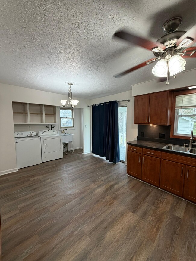 Building Photo - 777 Mannering Rd