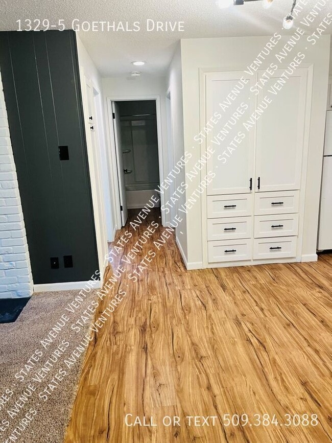 Building Photo - 1329 Goethals Dr