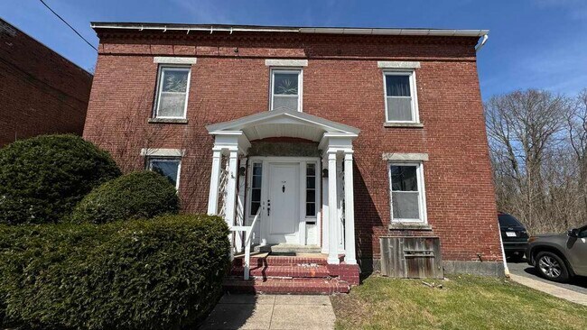 Building Photo - 117 Main St