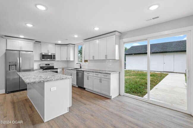 Building Photo - 2836 E 15th St