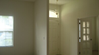 Building Photo - 4/2/2, Beautiful and Spacious!
