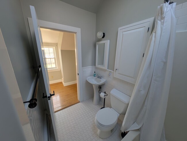 Building Photo - Beautiful 2 Bedroom House