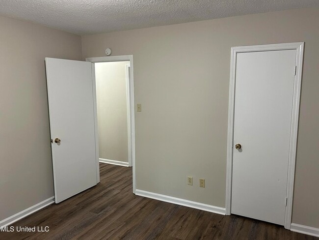 Building Photo - 8105 Elmbrook Dr