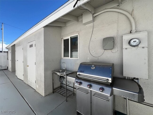 Building Photo - 1600 Eaton Dr