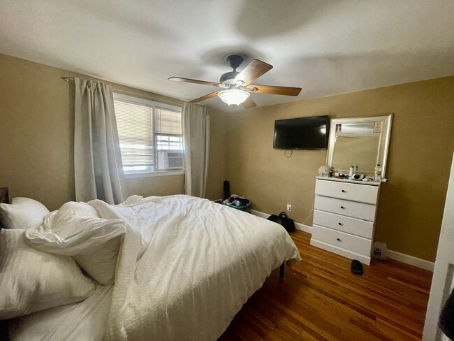 Building Photo - 1 Bedroom Condo for Rent $2,400