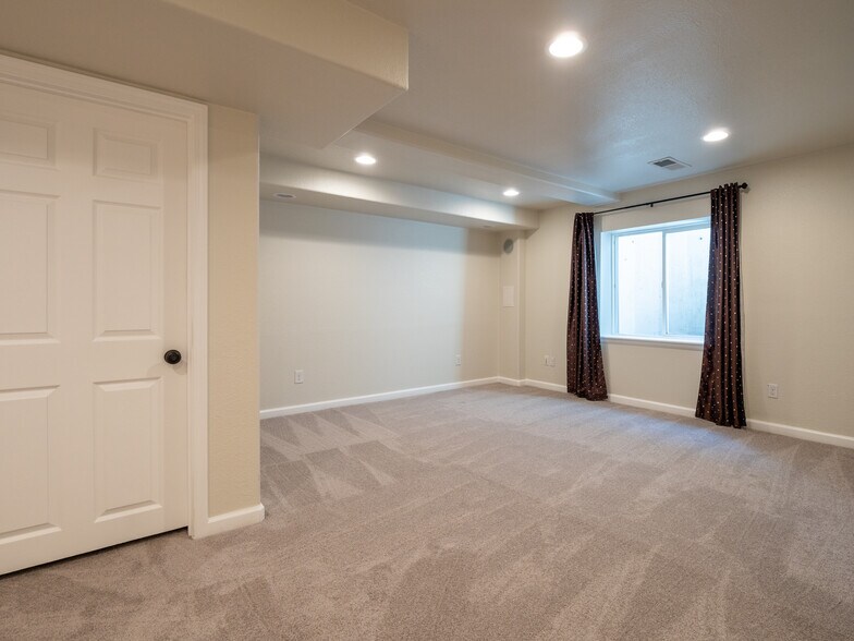 Building Photo - 5162 Cinquefoil Ln