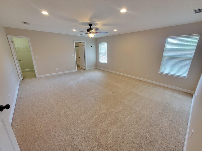 Building Photo - 712 Hazel Dr