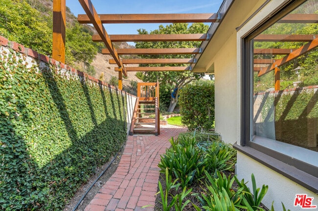 Building Photo - 5942 Paseo Cyn Dr