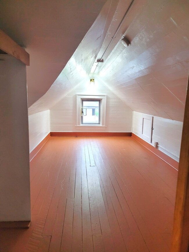 Building Photo - Spacious Unique Home in Central Location