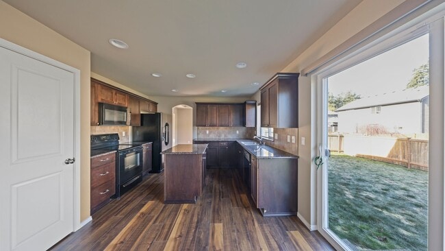 Building Photo - 4 Bed 2.5 Bath - Small Pet Friendly - Large Backyard - NAS Whidbey